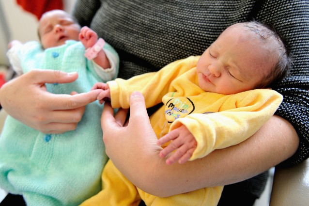 Due sorelle partoriscono a poche ore di distanza: i figli sono 