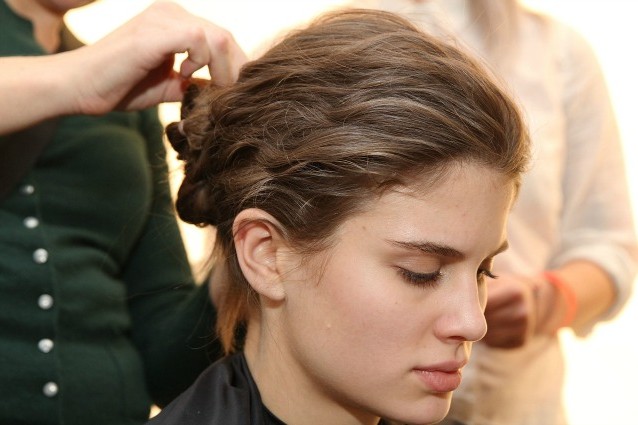 Perché si perdono i capelli? Ecco le cause più comuni