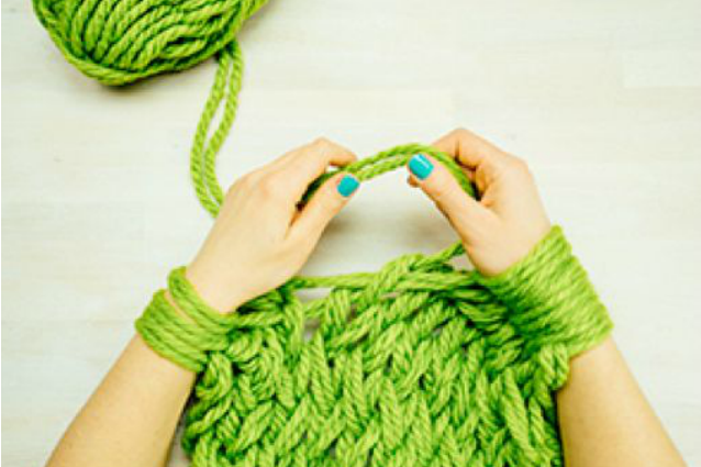 Arm knitting: come creare sciarpe e maglioni con le braccia (VIDEO)