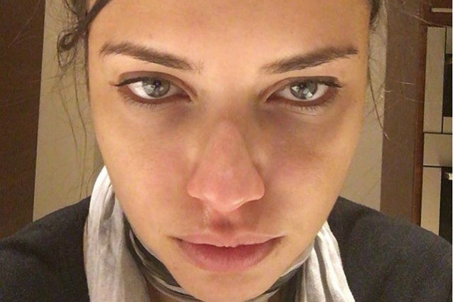 Adriana Lima si mostra senza trucco su Instagram