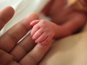 La mamma perde la vita a causa del cancro, il piccolo nasce due mesi dopo la sua morte