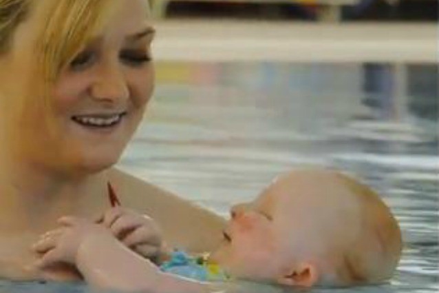 Nasce senza occhi ma ogni volta che entra in piscina sorride: Daisy commuove il web