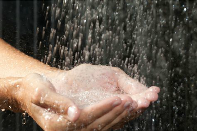 Fare la doccia tutti i giorni fa male alla pelle: ecco quanto spesso bisogna lavarsi