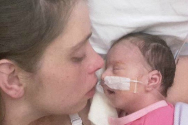 Le strazianti foto della mamma con la bimba senza vita: ? sopravvissuta solo per 16 giorni