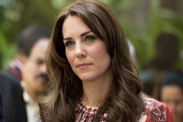 Kate Middleton in rosso omaggia l'India: ? caduta di stile?