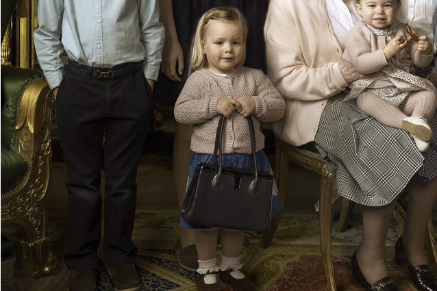 La piccola Mia con la borsa della nonna ? la star della foto per i 90 anni di Elisabetta