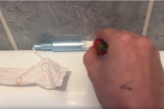 Cosparge il tampone con del peperoncino, lo scherzo malefico del fidanzato alla ragazza