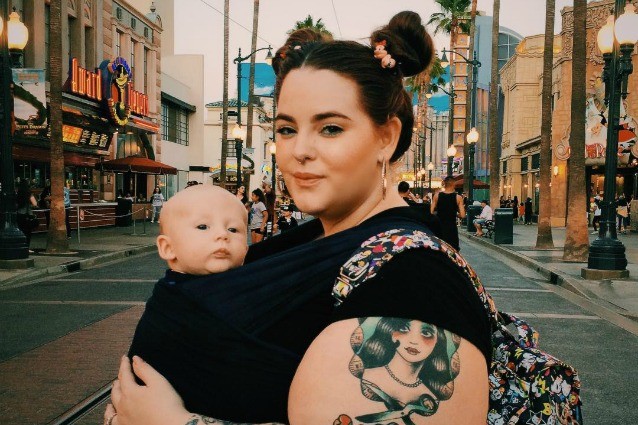 Tess Holliday mamma dinamica: la modella plus-size porta il figlio di 2 mesi a Disneyland