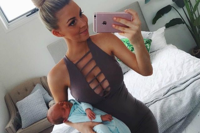 Sfoggia un corpo perfetto a 2 settimane dal parto: il web si scaglia contro la neomamma