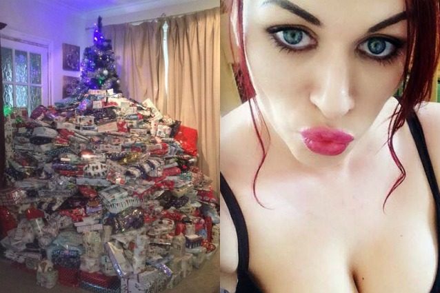 Per il secondo anno consecutivo sommerge l'albero di Natale di regali: ne ha comprati 350