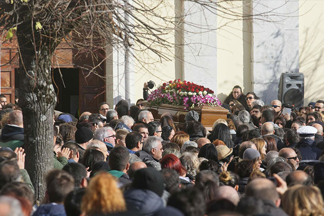 I funerali di Mango, le parole della moglie e dei figli: 