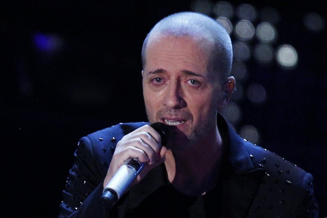 La malattia di Raf: bronchite e laringite, ma non abbandona Sanremo 2015.