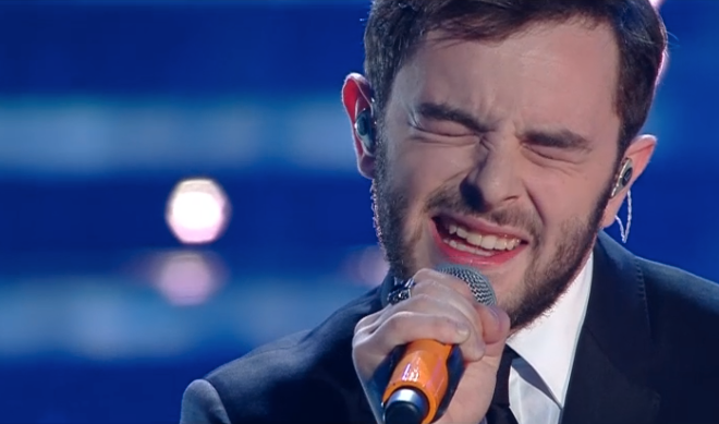 Lorenzo Fragola canta