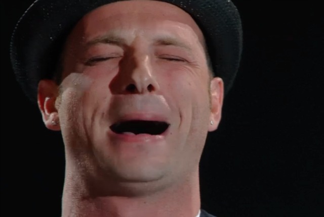 Clementino canta 