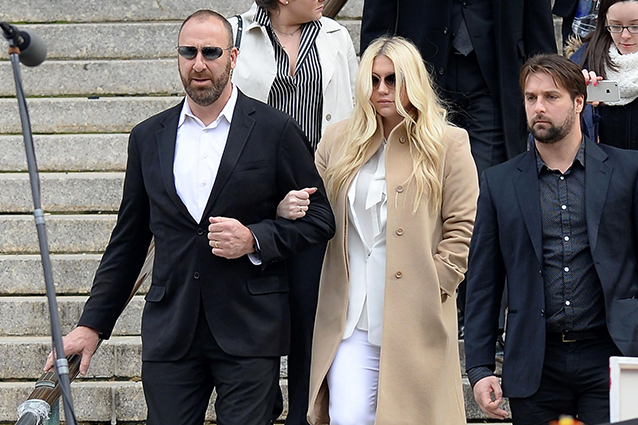 Kesha esce dal tribunale di New York (Foto LaPresse)