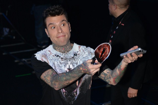 Fedez, in ospedale dopo la lite con il vicino di casa, rassicura i fan: 'Sto bene'