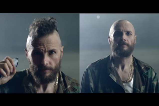 Jovanotti si rasa i capelli a zero nel nuovo video 