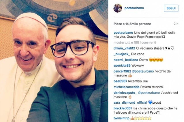 Rocco Hunt e il selfie con il Papa: scattano le polemiche