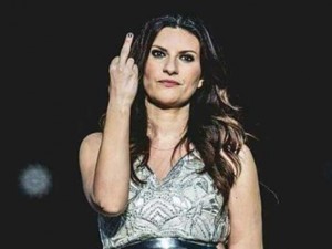Laura Pausini, dito medio a 'quello s*****o che ha scritto che stasera non c?era nessuno'