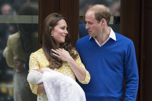 William e Kate escono dall'ospedale con la royal girl