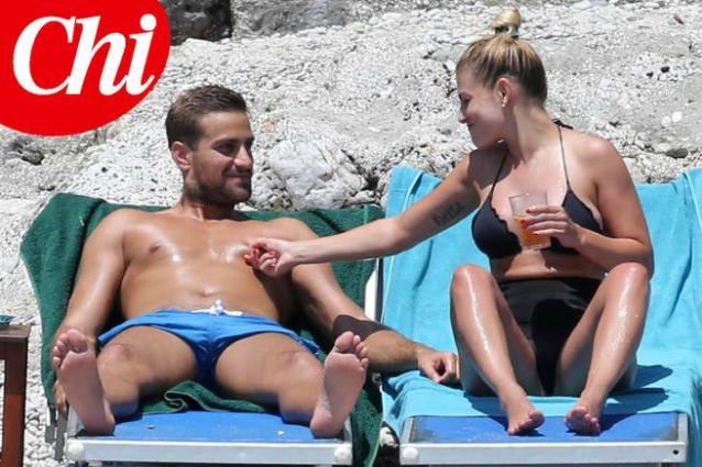 Emma Marrone e Fabio Borriello a Capri, giochi e tenerezze sulla spiaggia (FOTO)
