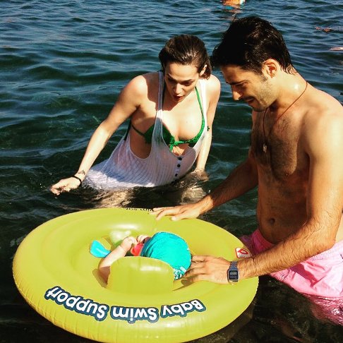 Marco Bocci al mare con Laura Chiatti e il piccolo Enea