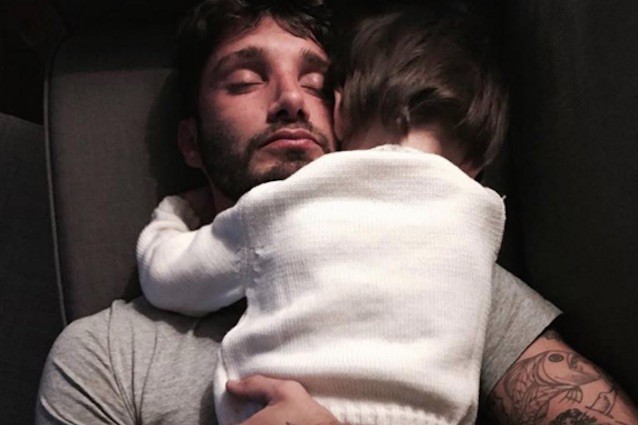 Stefano De Martino, prima foto con Santiago dopo la separazione: 'Natale col mio bambino'