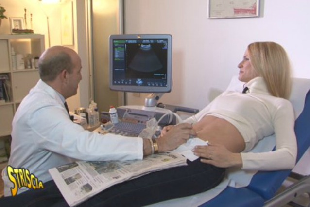 Michelle Hunziker fa l'ecografia in tv: 