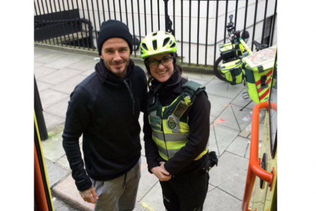 Beckham offre the e caffè caldo ad un anziano signore ferito e a un paramedico