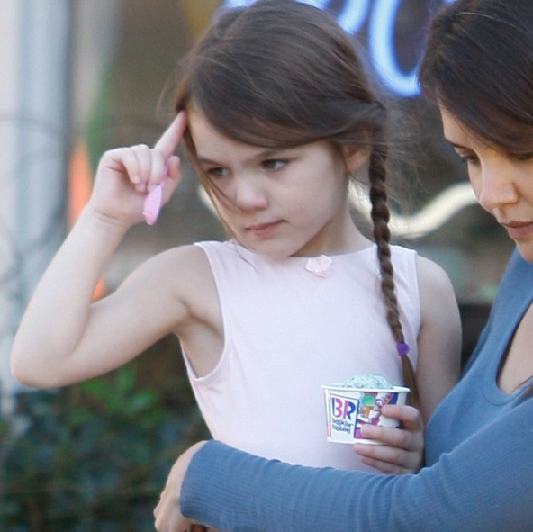 Suri con sua madre Katie Holmes