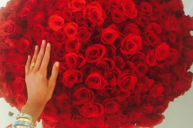 Doppio regalo per Bel?n: le rose di un ammiratore e Borriello che ha cominciato a seguirla