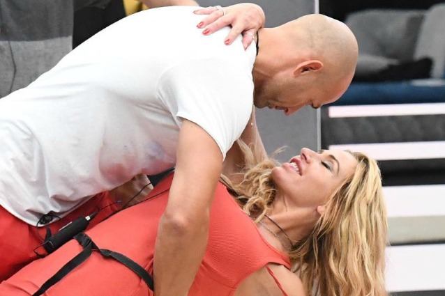 Stefano playboy al Grande Fratello Vip: dopo Mariana, arriva il bacio a Valeria Marini