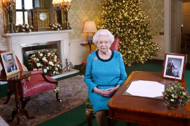 La Regina Elisabetta abdica la Messa di Natale, ? chiusa in casa con un forte raffreddore