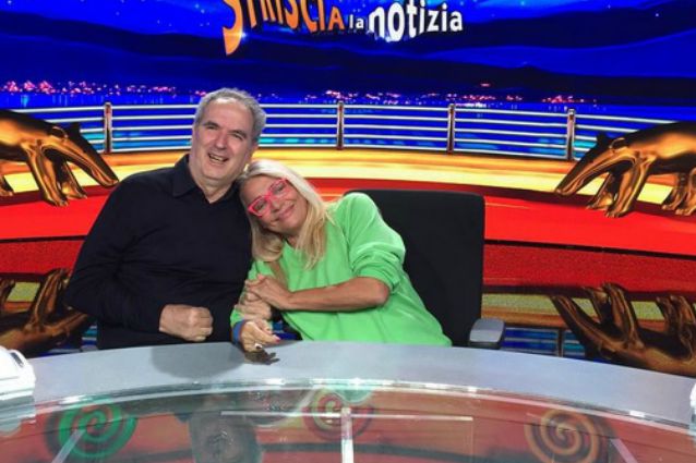 Lamberto Sposini e Mara Venier negli studi di Striscia la Notizia, la foto emoziona il web