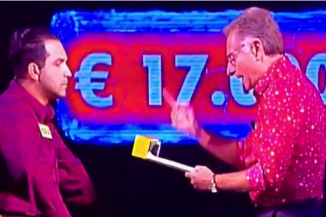 Presunta irregolarità ad Avanti un altro, il concorrente poteva leggere le risposte