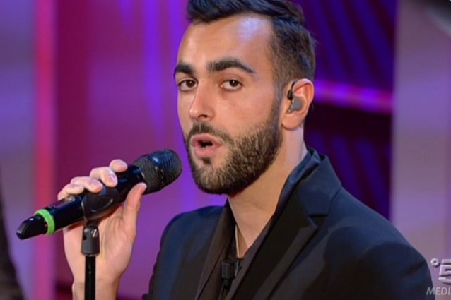 Marco Mengoni unisce una coppia a C'è posta per te: 