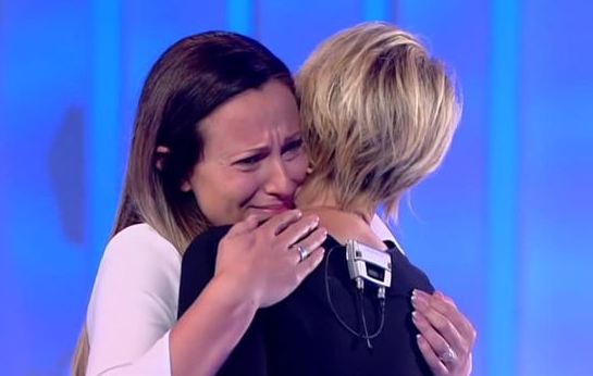 Ylenia piange abbracciando Maria De Filippi