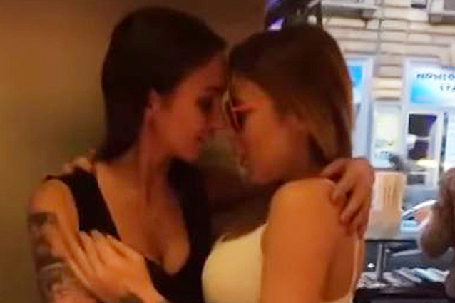 Il bacio sulla bocca tra Naike Rivelli e Siria De Fazio infiamma il gossip e la tv