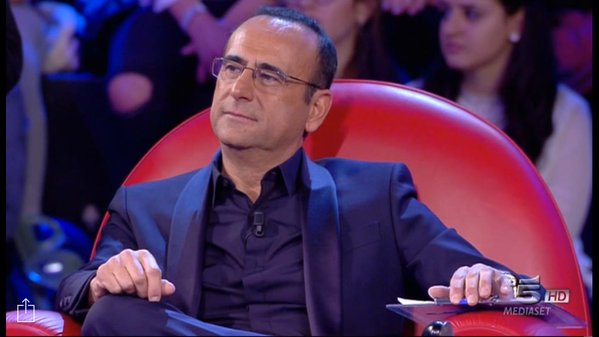 Carlo Conti inquadrato per errore prima che la De Filippi lo presenti: 