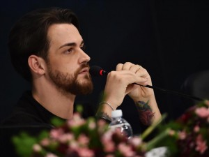 Valerio Scanu polemico con la De Filippi: 