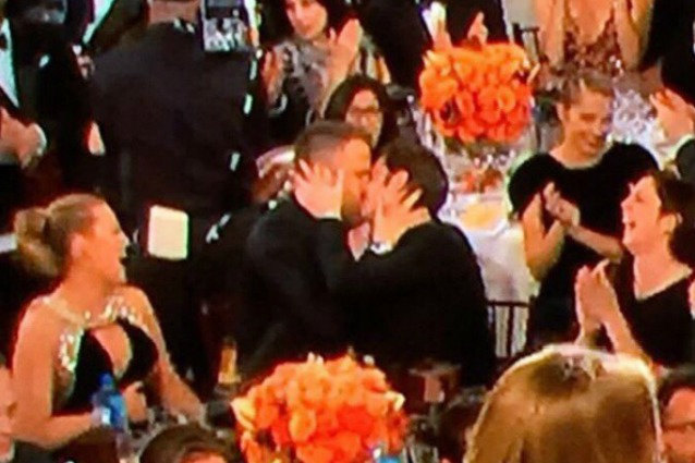Golden Globes, la reazione di Emma Stone al bacio Reynolds-Garfield