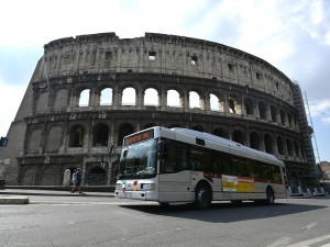 Roma, da dicembre in via dei Fori Imperiali potranno circolare solo bus e bici