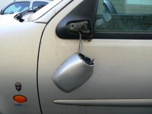 Truffa dello specchietto: estorce 50 euro a un automobilista