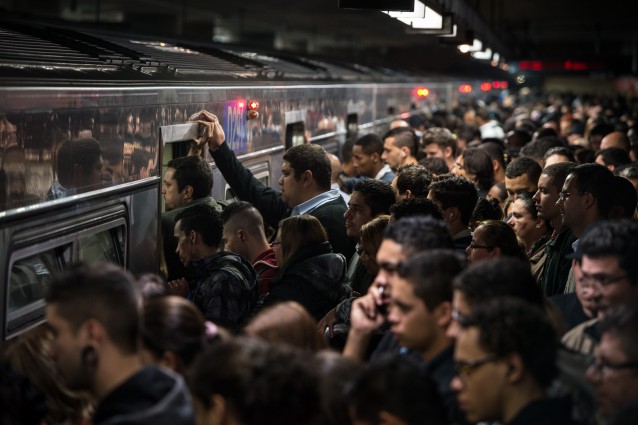 Roma, spruzzano spray urticante in metro. Panico tra i passeggeri: “È un attentato