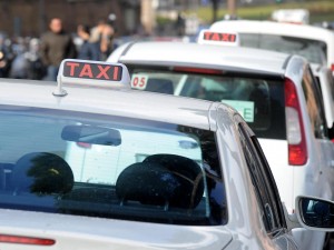 Il taxi tossico: chi saliva poteva comprarci cocaina. Arrestato tassista pusher a Roma