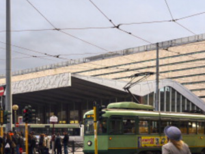 Stazione Termini, accoltellato alla schiena in mezzo alla folla: è gravissimo