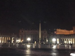 Roma, spenta da due ore la cupola di San Pietro