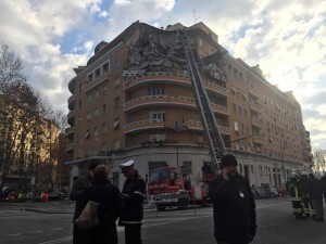 Crollano tre piani di un palazzo a Roma: strage sfiorata