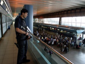 Fermati a Fiumicino un iracheno e un iraniano: sui loro cellulari foto con armi