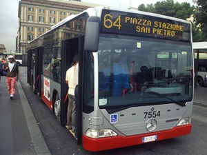 Rapina sul bus 64: in quattro accerchiano e derubano una studentessa